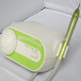 Un escalador ultrasónico dental de fibra óptica con pieza de mano desmontable o sellada