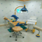 Una unidad dental para niños con diseño de cartón Dolphin y Wave y una silla dental para niños