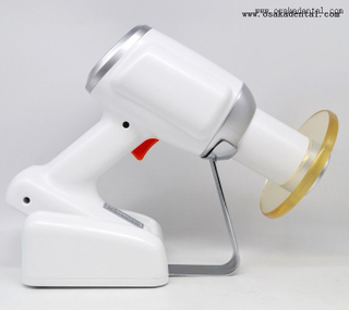 Unidad de rayos X portátil de color blanco con lámina de plomo.