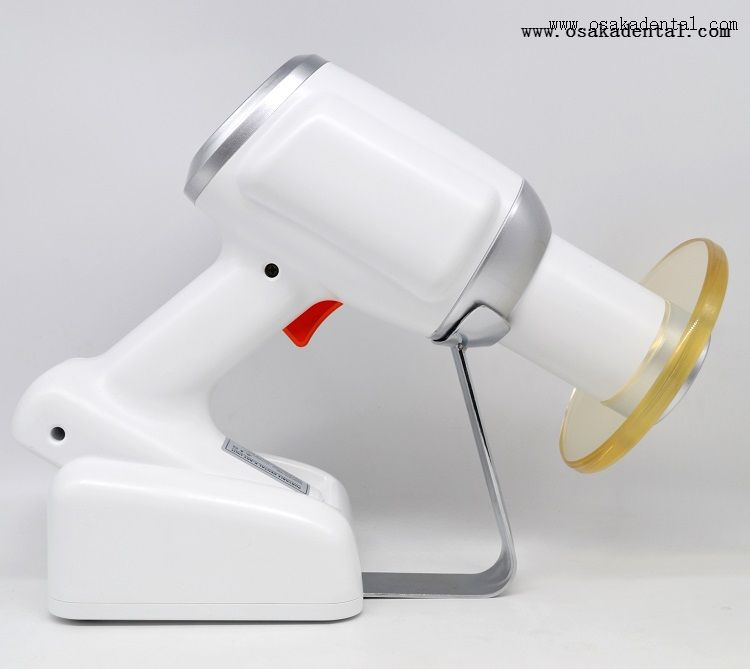 Unidad de rayos X portátil de color blanco con lámina de plomo.