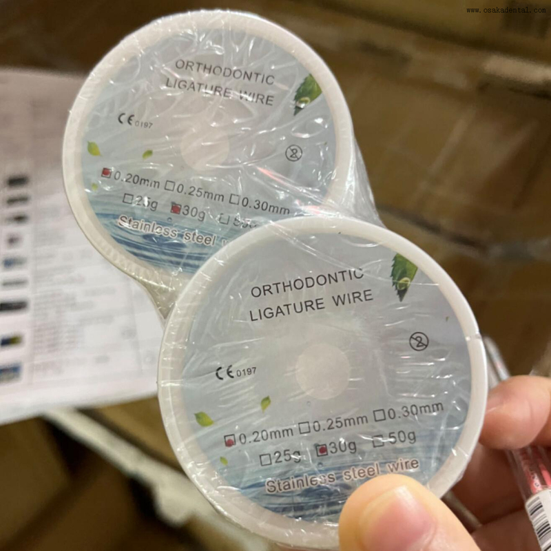 La clínica dental utiliza alambre de ligadura inoxidable para ortodoncia