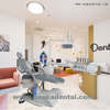 Sillón dental con lámpara LED con montaje superior