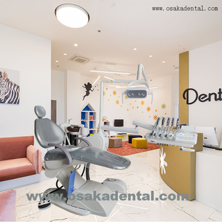 Sillón dental con lámpara LED con montaje superior