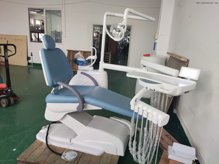 Sillón de tratamiento dental integrado por LED con iluminación ajustable para procedimientos de precisión
