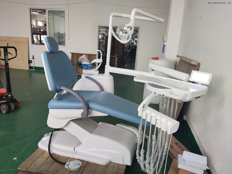Sillón de tratamiento dental integrado por LED con iluminación ajustable para procedimientos de precisión