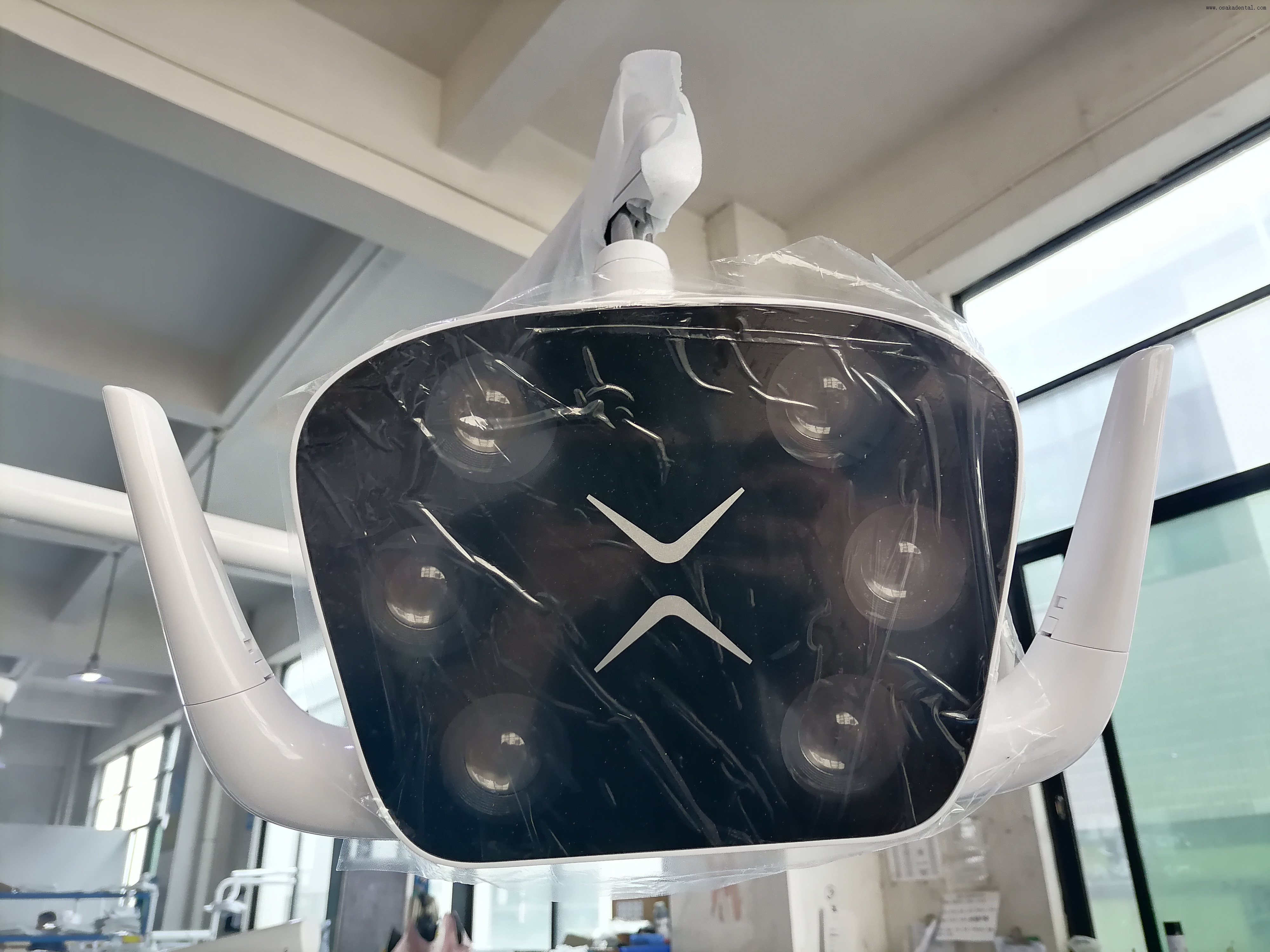 Sillón dental ergonómico ajustable con luz LED y sistema hidráulico