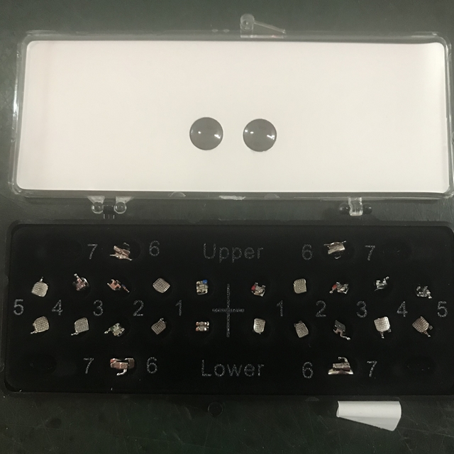 Soporte de ortodoncia de metal dental con conjunto completo de tubo bucal molar.