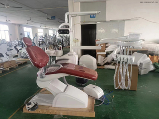 Sillón dental LED ajustable con tapizado antimicrobiano para higiene clínica