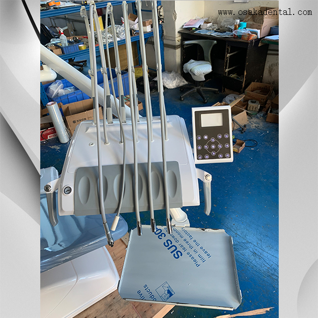 Sillón dental de cuero con cubiertas de vinilo y microscopio