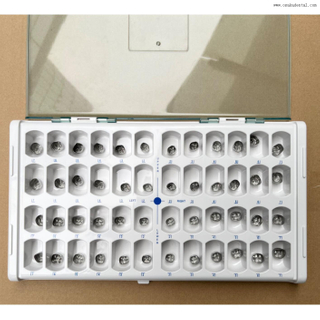 Clínica dental utiliza corona de dientes de acero inoxidable para adultos 