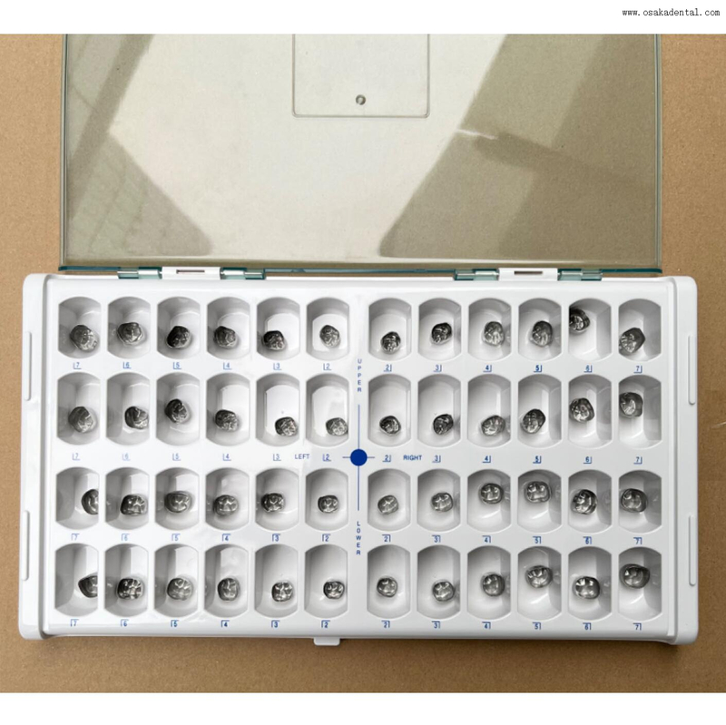 Clínica dental utiliza corona de dientes de acero inoxidable para adultos 