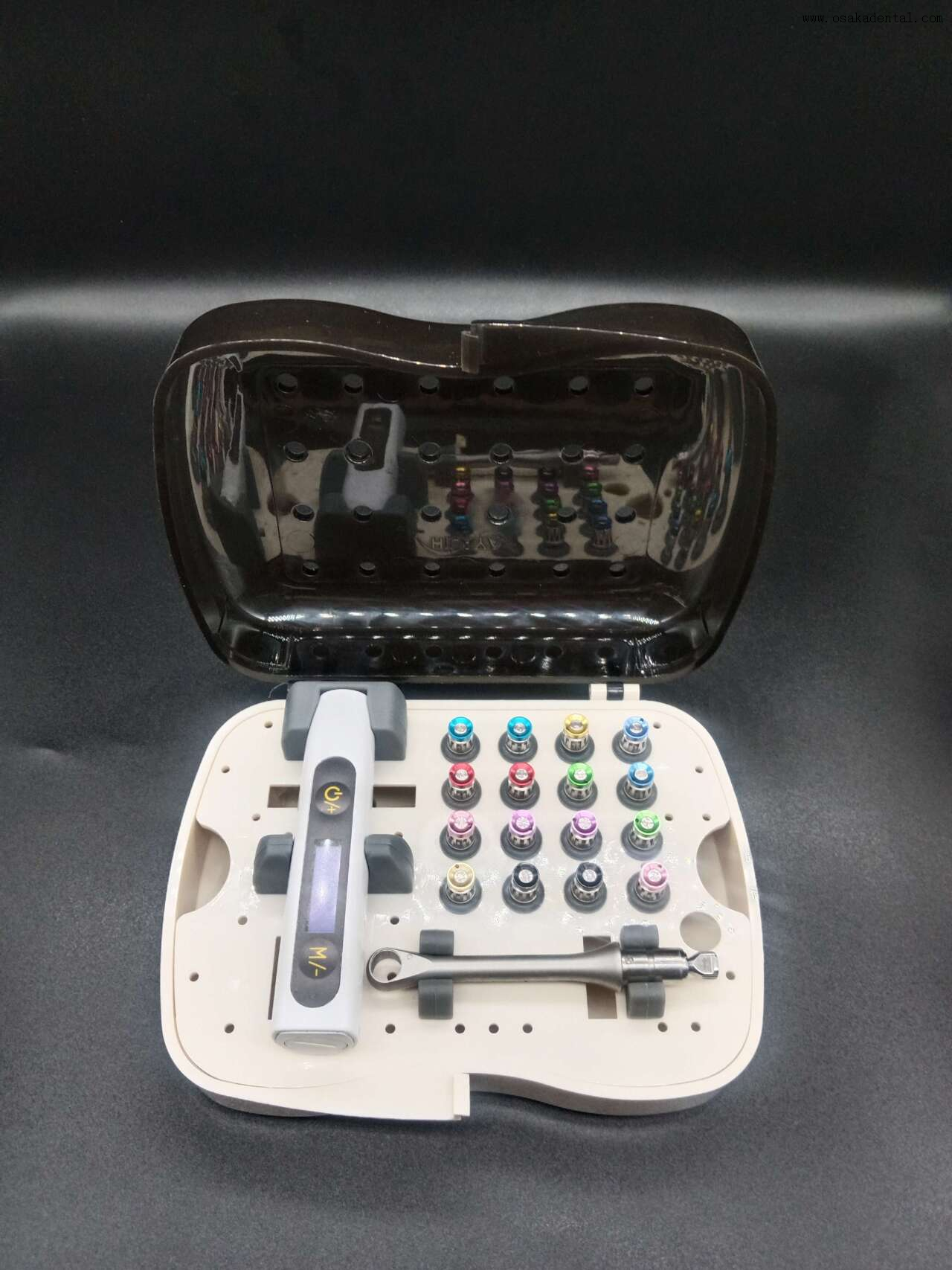 Llave para implantes dentales con herramientas.