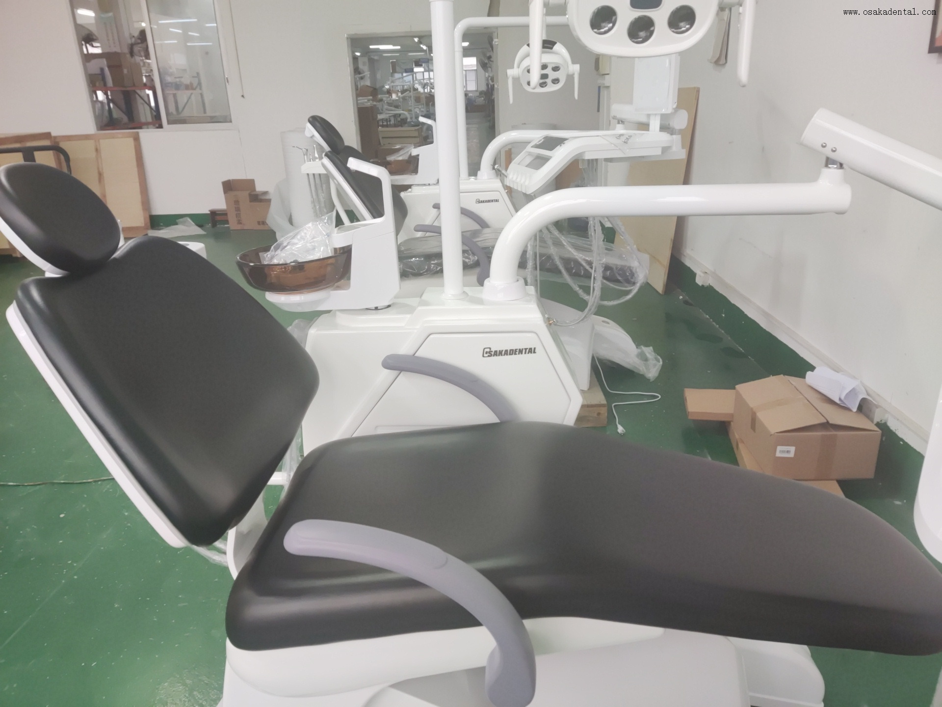 Sillón dental de alta calidad con luz LED avanzada y pedal multifuncional