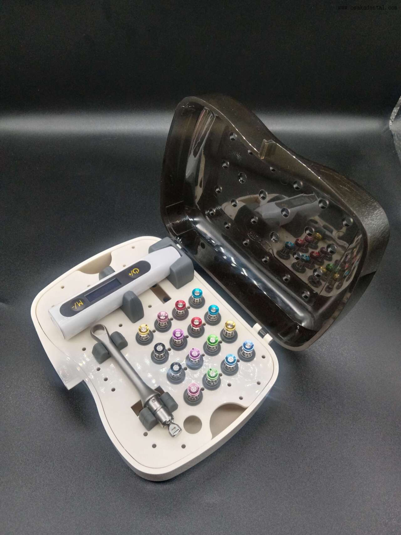 Llave para implantes dentales con herramientas.