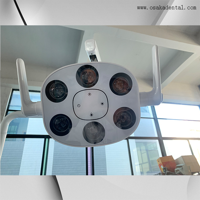 Sillón dental de cuero con cubiertas de vinilo y microscopio