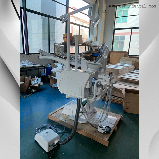 Sillón dental de cuero con cubiertas de vinilo y microscopio