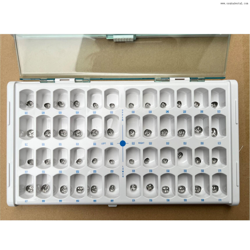 Clínica dental utiliza corona de dientes de acero inoxidable para niños