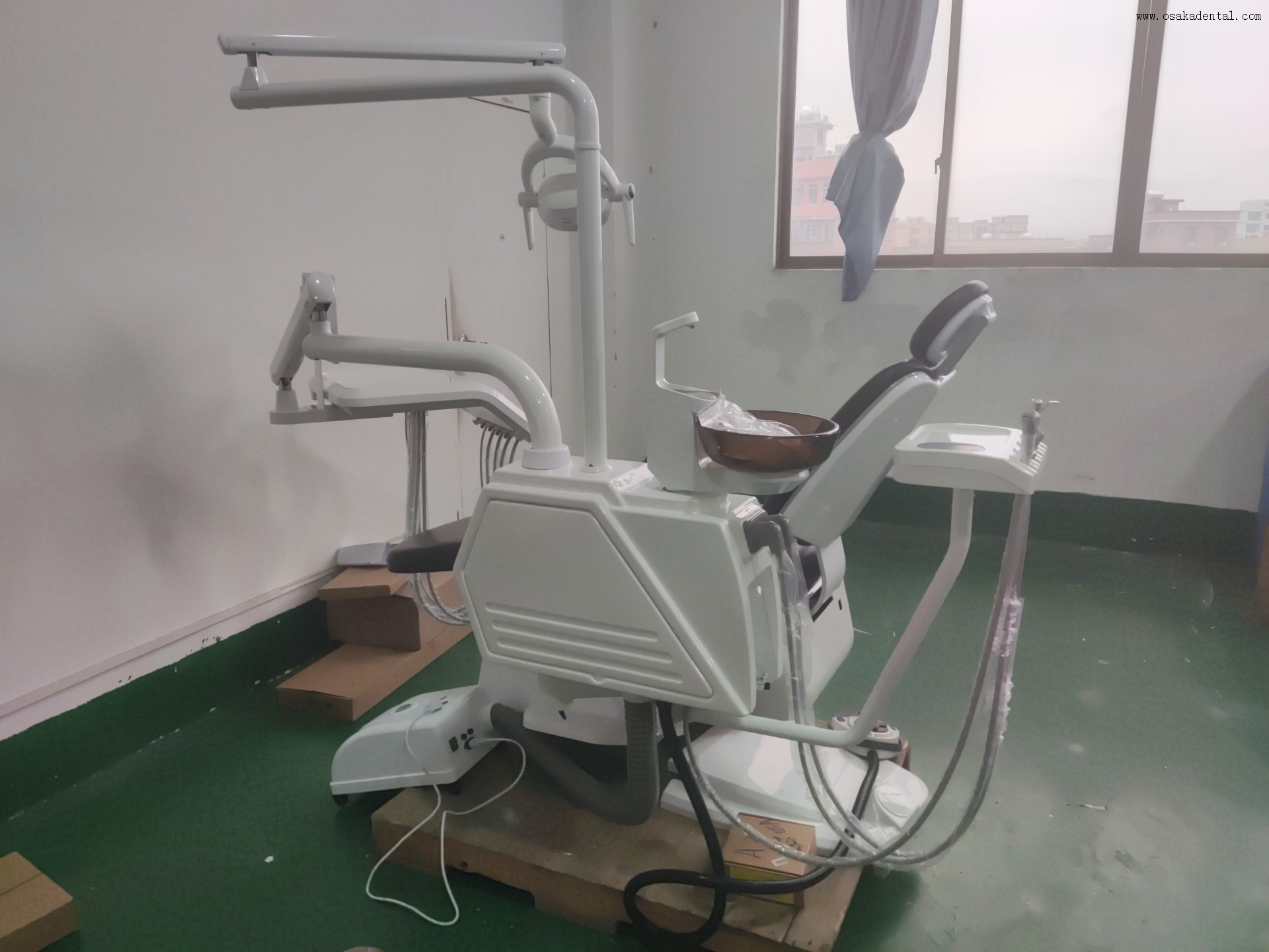 Sillón dental de alta calidad con luz LED avanzada y pedal multifuncional