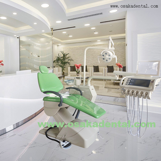 Sillón dental de color verde con bandeja de instrumentos de pantalla táctil para clínica dental