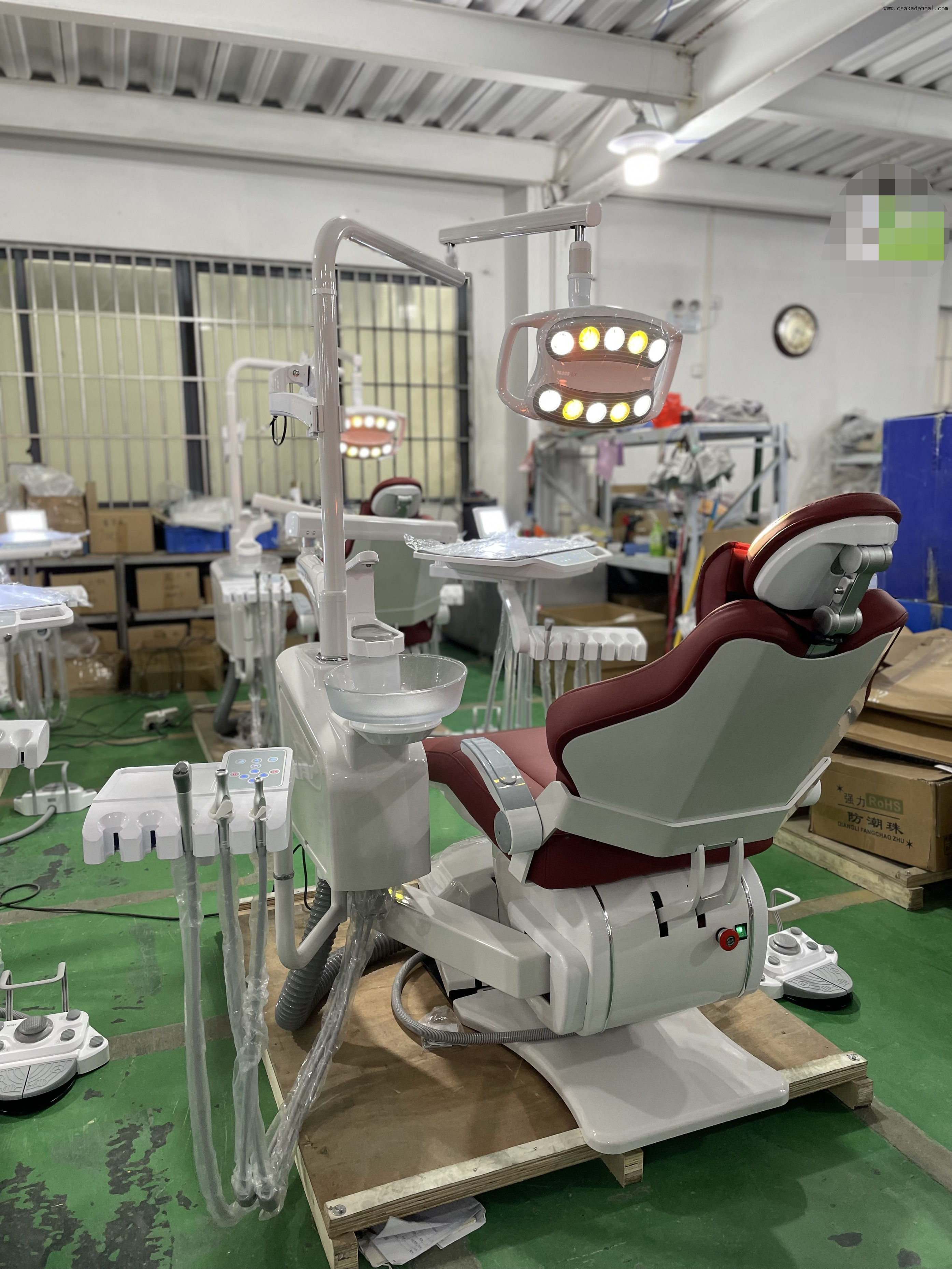 Sillón dental avanzado con posicionamiento con memoria integrada y pedal multifunción