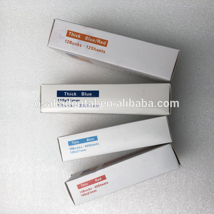 Un papel articulado dental rojo y azul grueso y fino