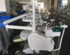 Sillón dental eléctrico cómodo del sistema completo con la unidad dental ajustable en altura