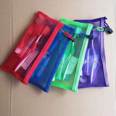 Un kit de ortodoncia dental con cepillo y espejo.