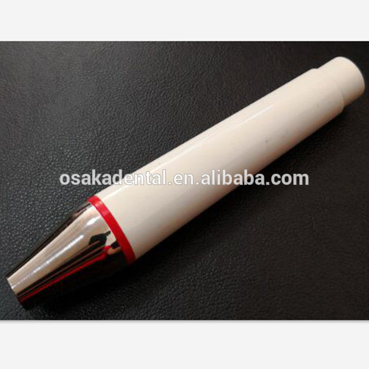 Una pieza de mano de escalador dental con LED para Scaler incorporado N2 Led